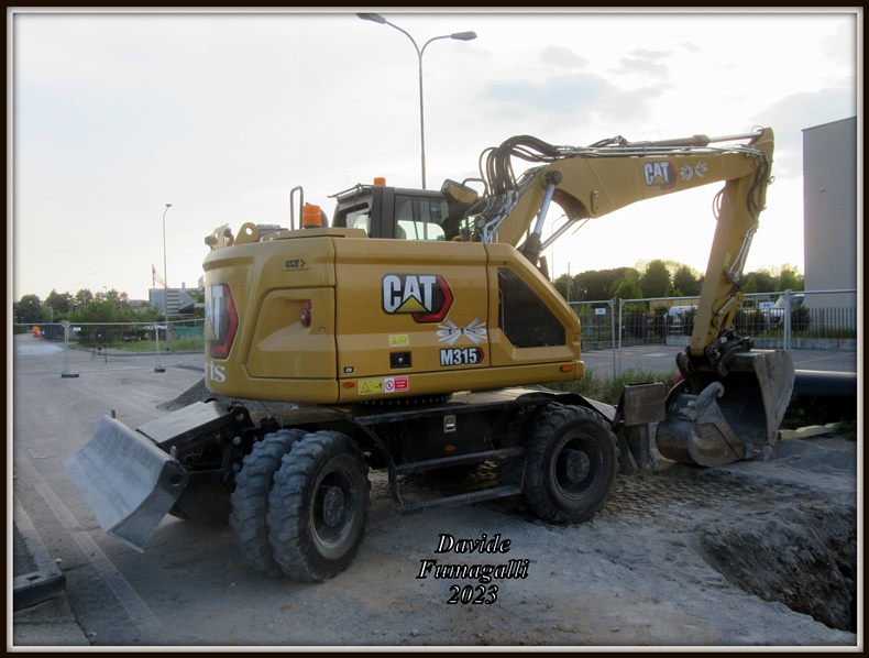 Caterpillar M315 FIS 003.jpg