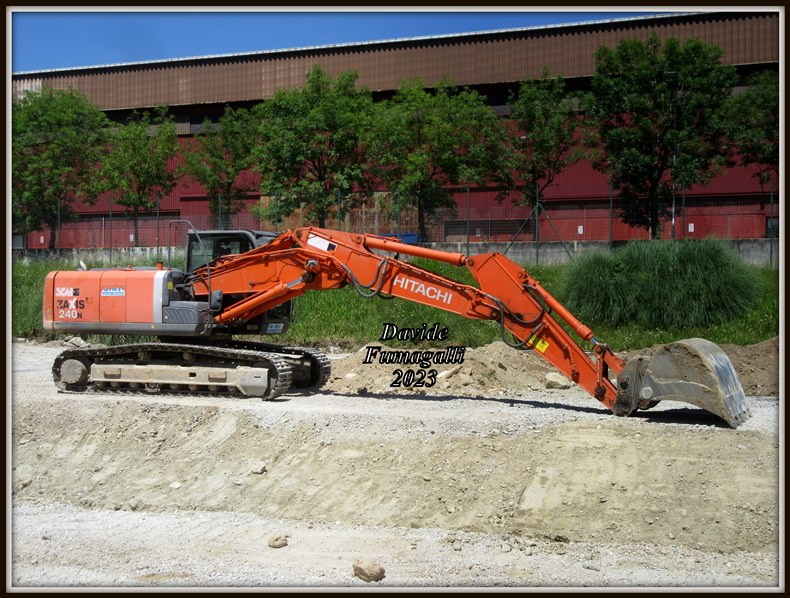 Hitrachi Zaxis 240N-3 Gini 001.jpg