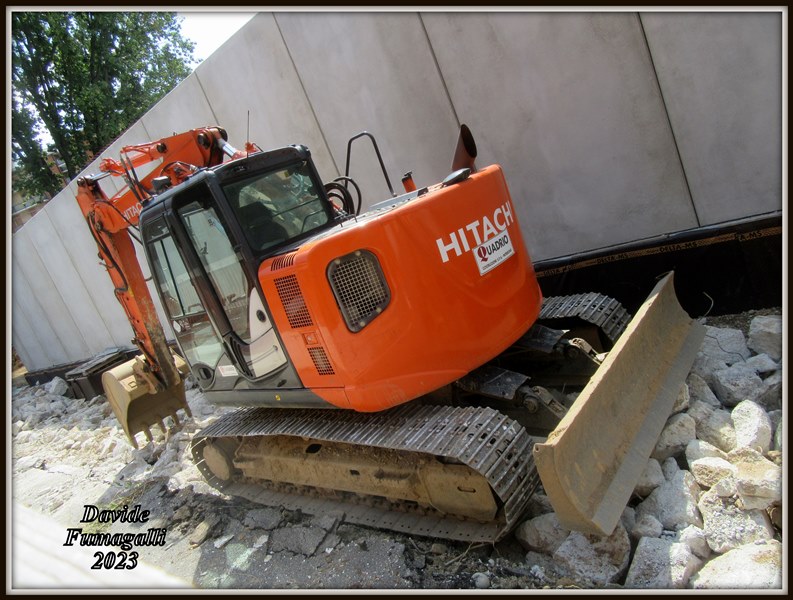 Hitachi Zaxis 135US-6 Quadrio 002.jpg