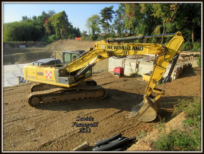 New Holland E245C Artifoni 1.jpg