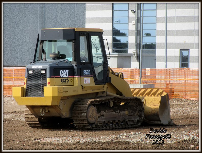 Caterpillar 943C Nespoli (3).jpg