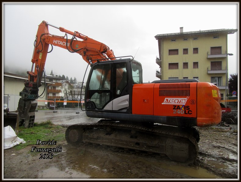 Hitachi Zaxis 240N-5 Trentini 001.jpg