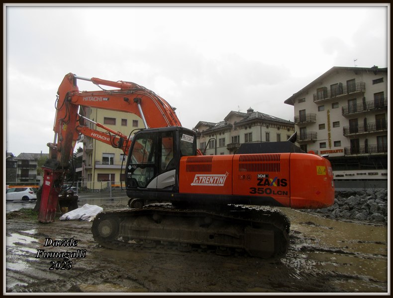 Hitachi Zaxis 350LCN-5 Trentini 002.jpg