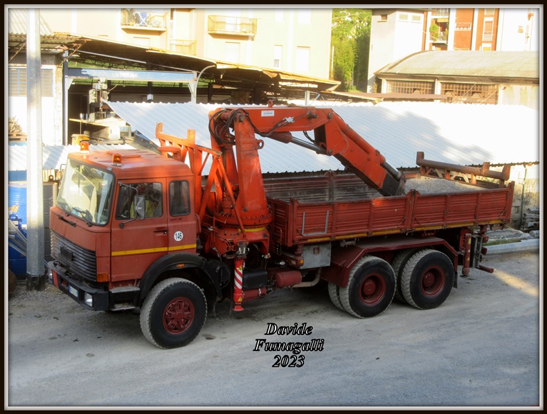 Iveco 330-35 Fustinoni 002.jpg