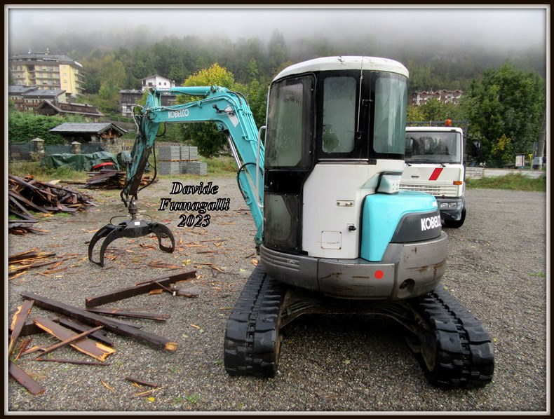 Kobelco SK45SR 002.jpg