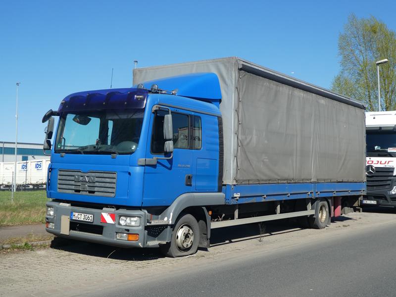 MAN TGL 12.240 Pritsche Blau 4 (Copy).jpg