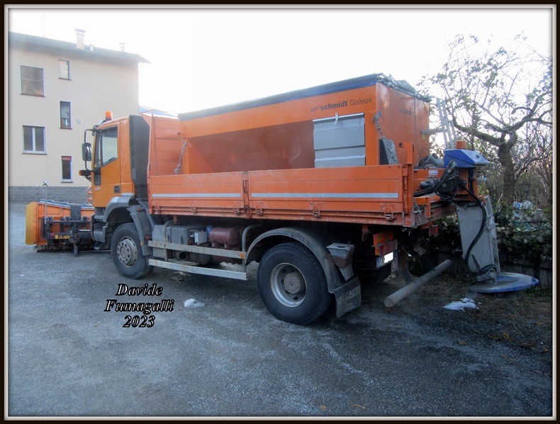 Iveco Trakker 190T44W 003.jpg