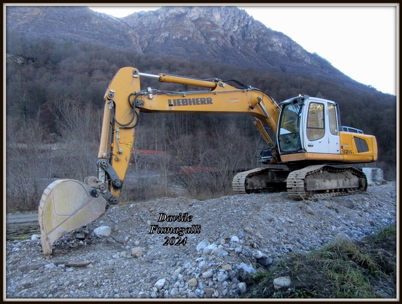 liebherr R924C Locatelli (2).jpg