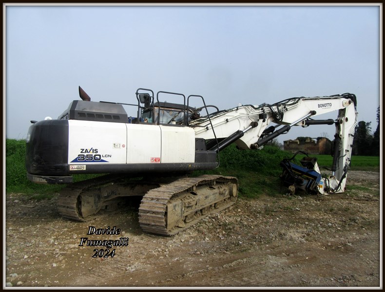 Hitachi Zaxis 350-6 Bonotto 004.jpg