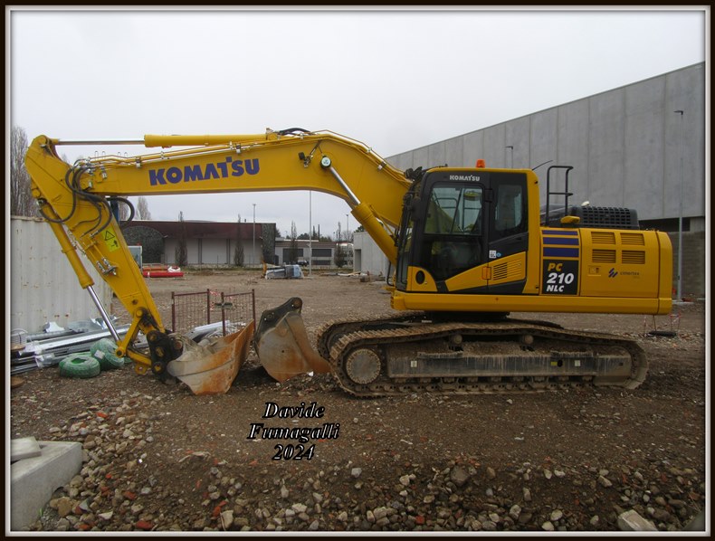 Komatsu PC210NLC-11 001.jpg