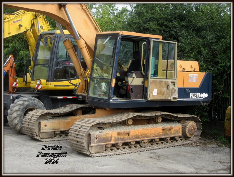 Komatsu PC210NLC-3 002.jpg