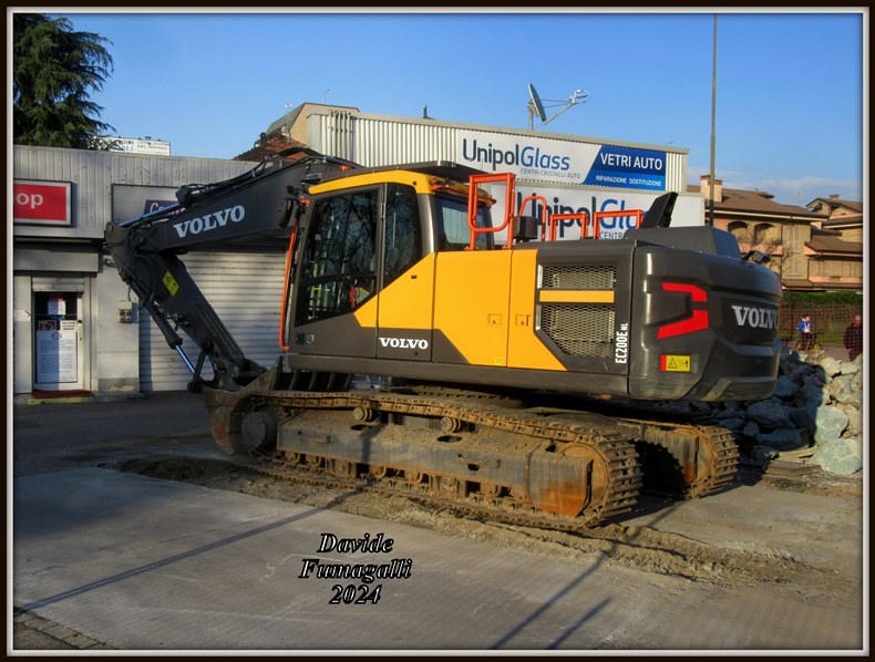 Volvo EC200E NL 001.jpg