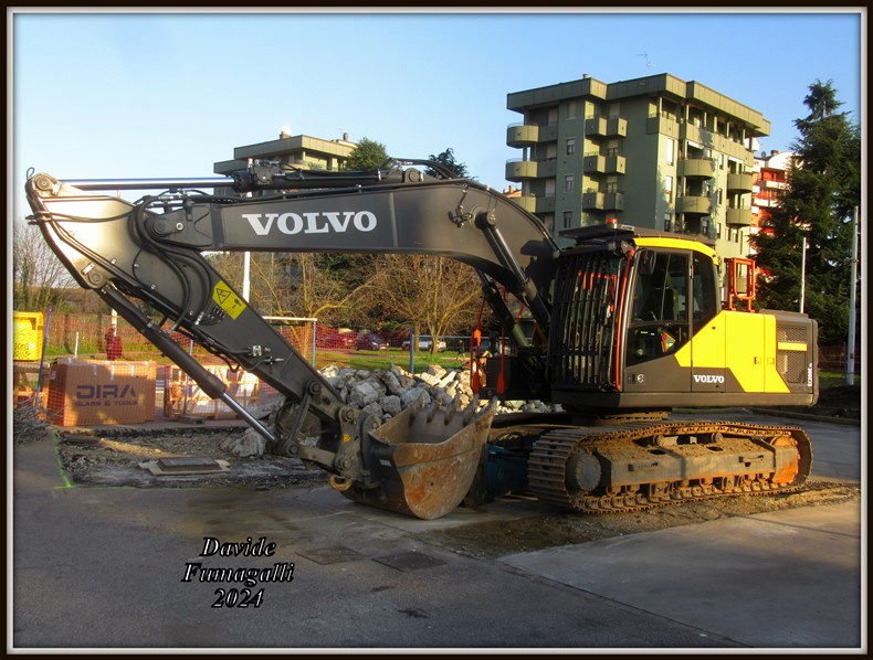 Volvo EC200E NL 002.jpg