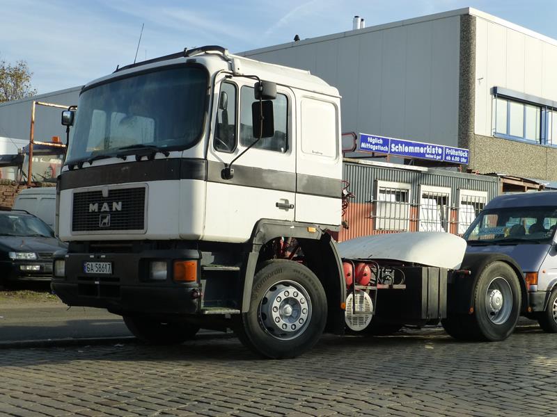 MAN F90    Weiss-Black 1 (Copy).jpg