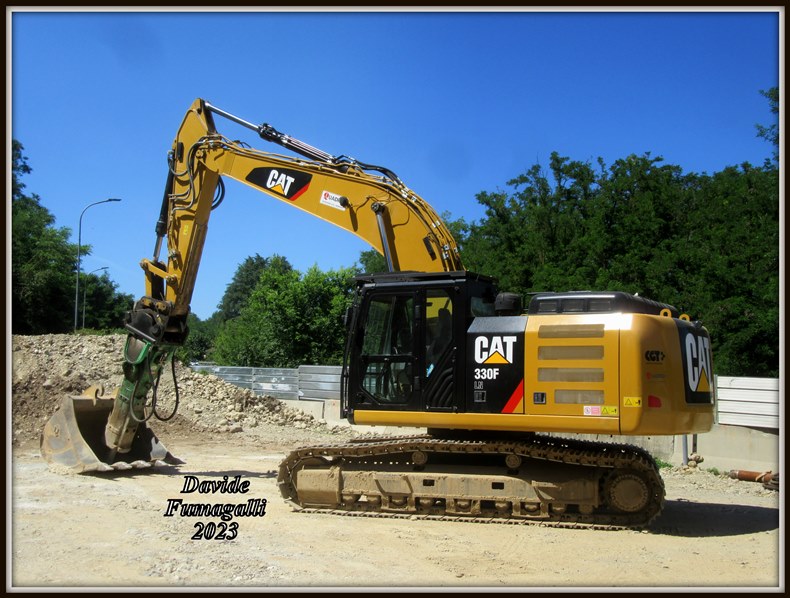 Caterpillar 330F Quadrio (1).jpg