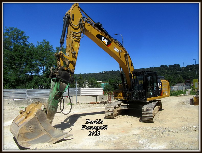 Caterpillar 330F Quadrio (2).jpg