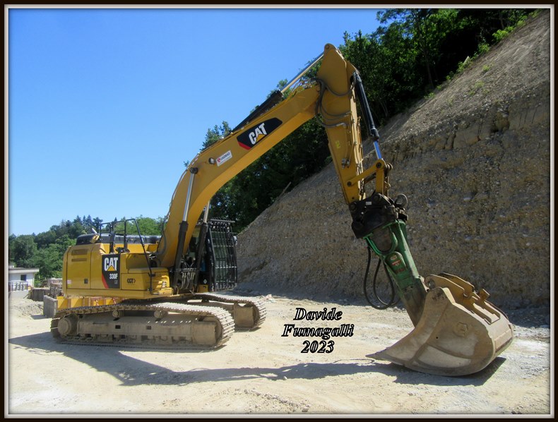 Caterpillar 330F Quadrio (3).jpg