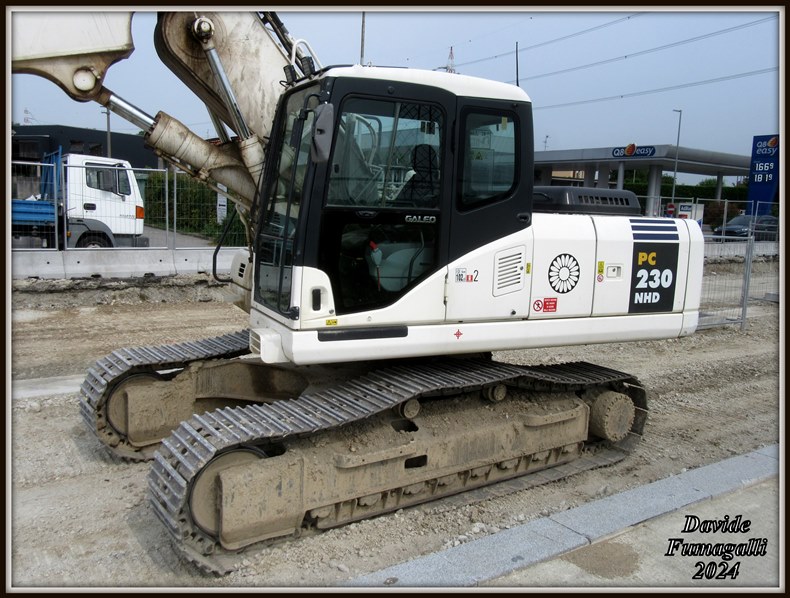 Komatsu PC230NHD-7 Elios 002.jpg