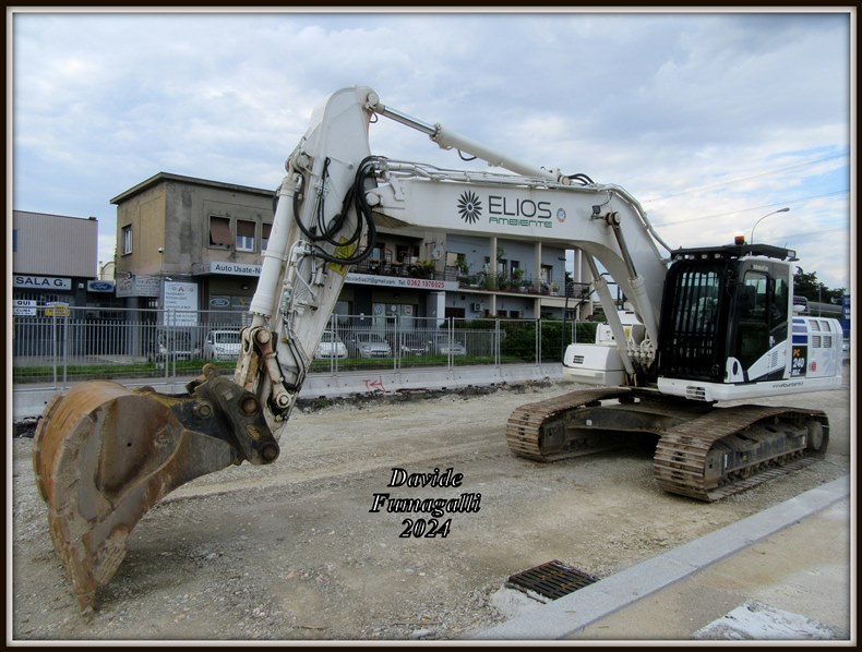 Komatsu PC240NLC-11 Elios 001.jpg