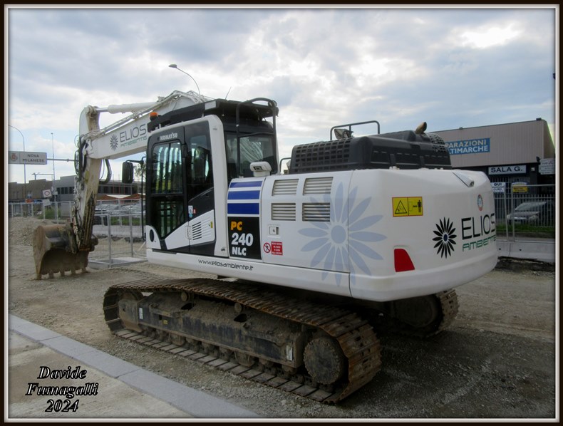 Komatsu PC240NLC-11 Elios 002.jpg