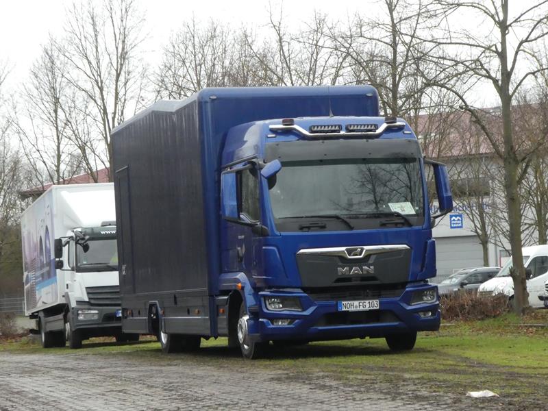 New MAN TGL 8.250 Koffer Blaumetalic 1 (Copy).jpg
