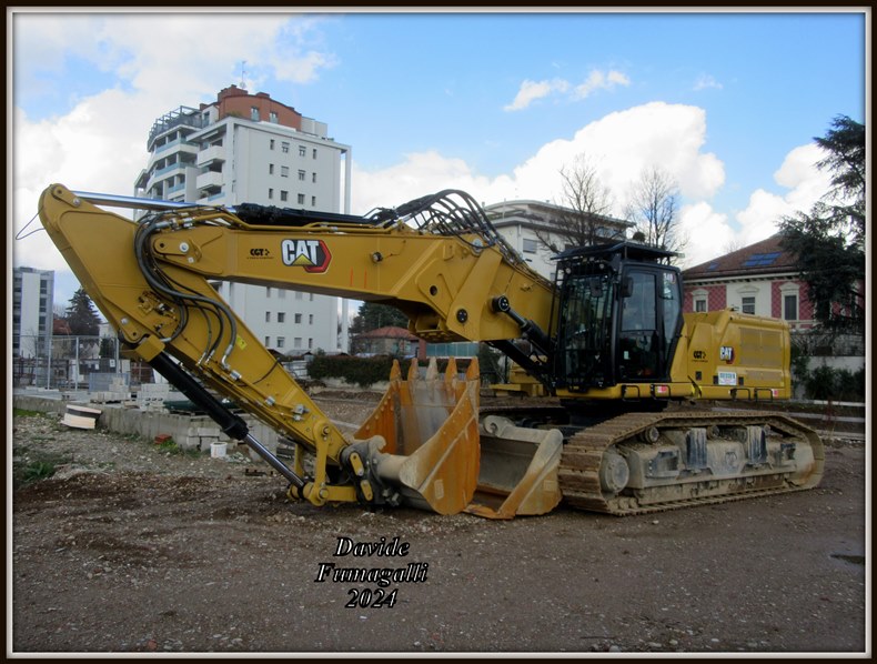 Caterpillar 340UHD Checchin (1).jpg