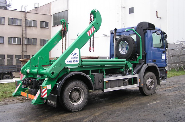 MB Actros 1844 4x2 NKR 130V 02.jpg