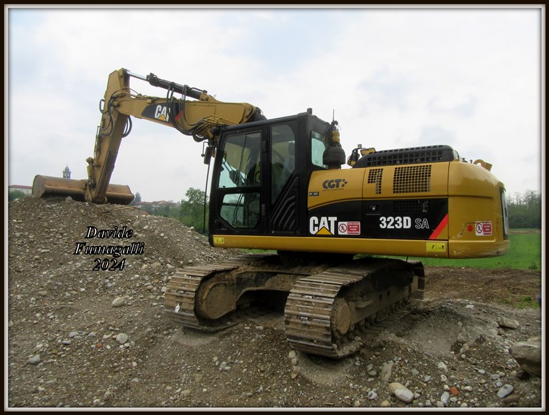 Caterpillar 323D SAVA Cerri 004.jpg
