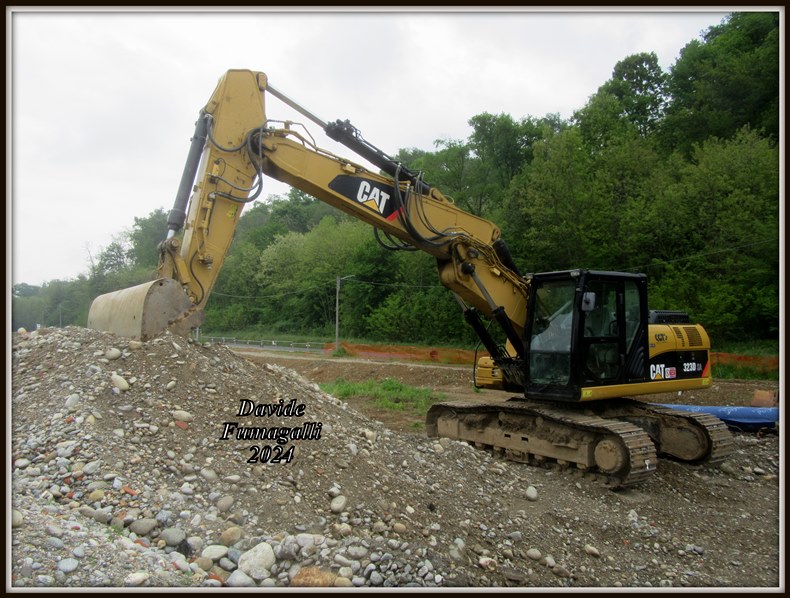 Caterpillar 323D SAVA Cerri 005.jpg