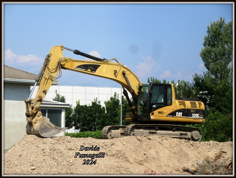 Caterpillar 320C LN Dueffe scavi 001.jpg