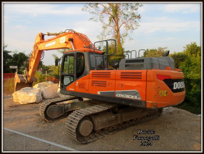 Doosan DX300NLC Eco Scavi 001.jpg