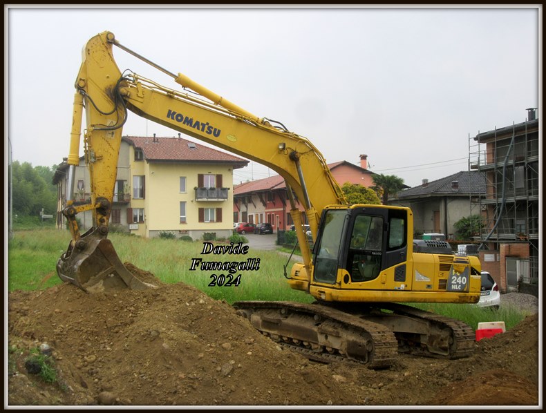 Komatsu PC240NLC Consonni 004.jpg