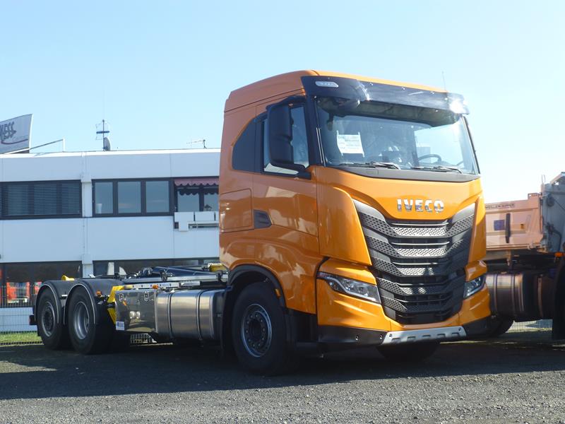 Iveco X-Way 510 Abrollkipper Orange 1 (Copy).jpg