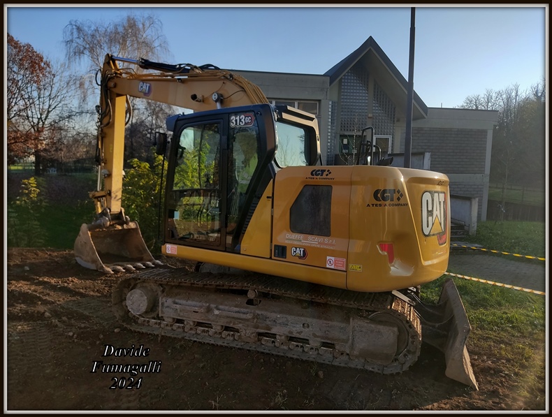 Caterpillr 313GC Dueffe scavi.jpg