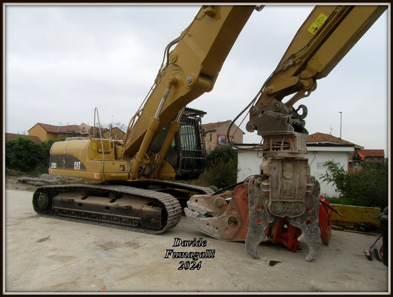 Caterpillar 325C UHD Nespoli 003.jpg