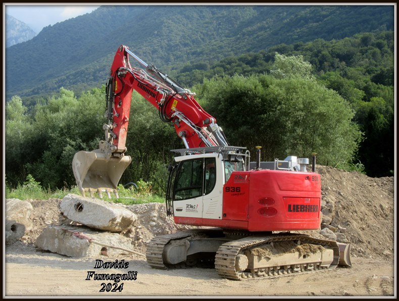 Liebherr R936 Compact RMI (1).jpg
