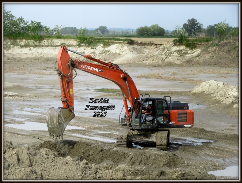 Hitachi 300 Pesa (1).jpg