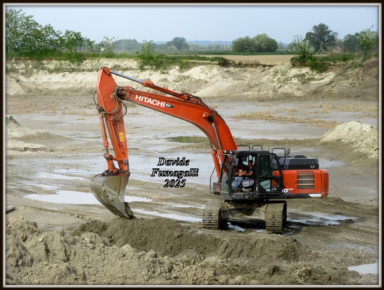 Hitachi 300 Pesa (2).jpg