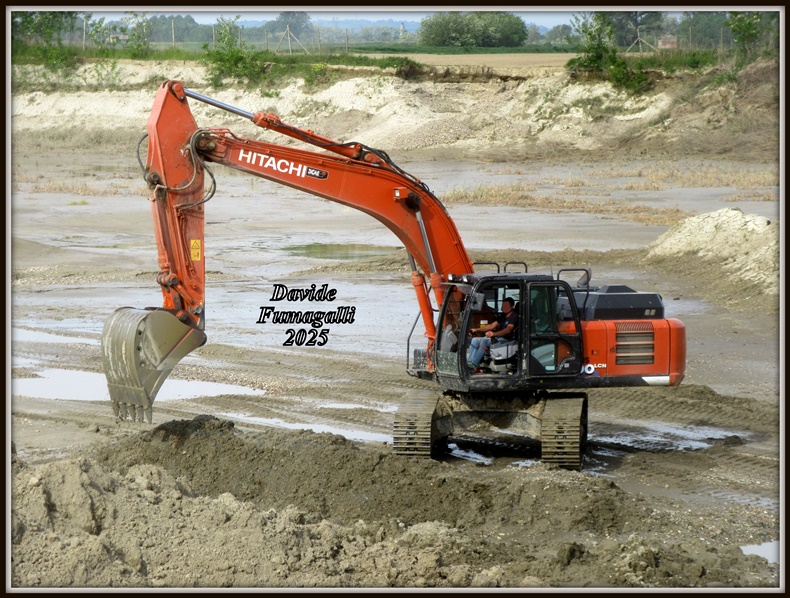 Hitachi 300 Pesa (3).jpg