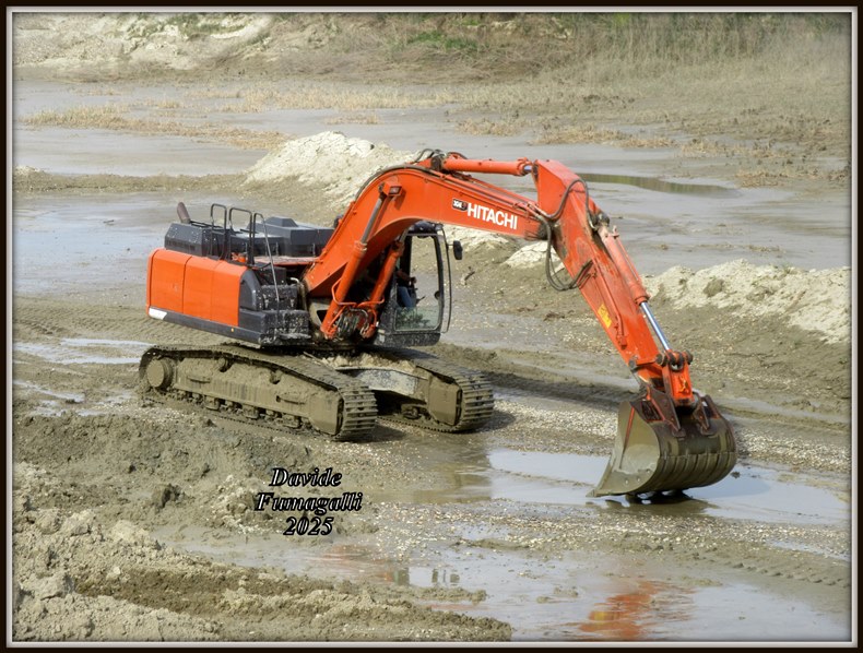 Hitachi 300 Pesa (4).jpg
