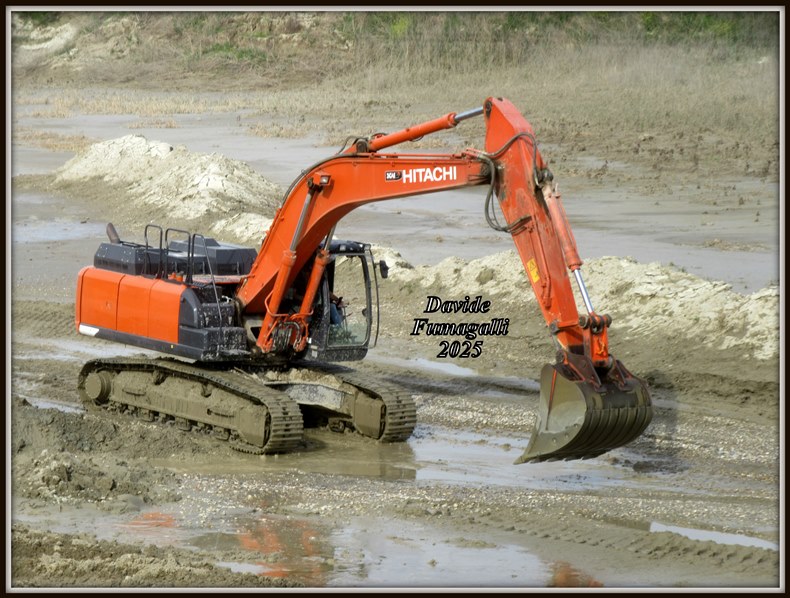 Hitachi 300 Pesa (5).jpg