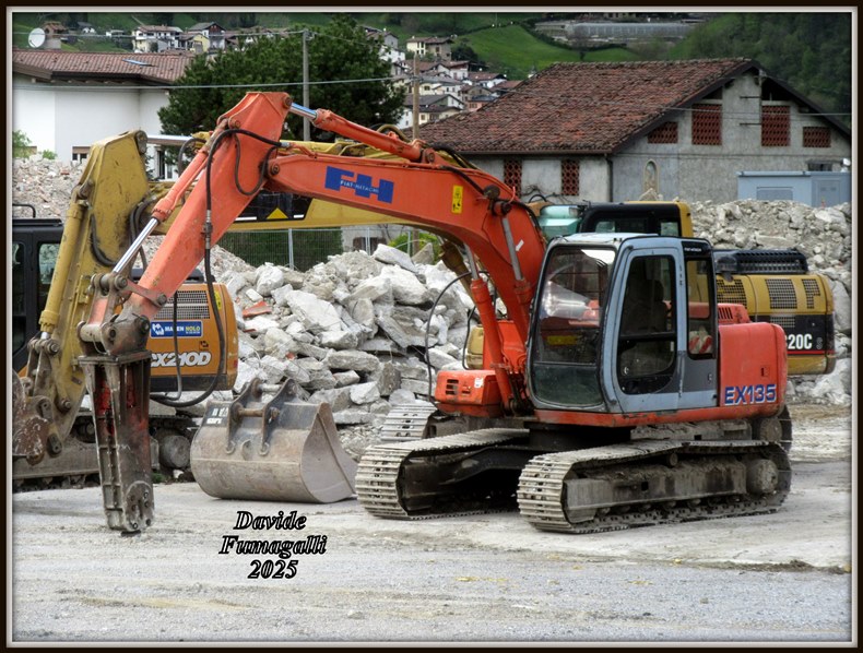 Fiat Hitachi EX135 001.jpg