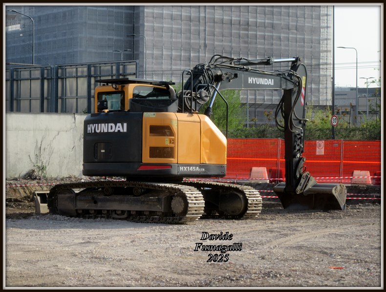 Hyundai HX145LCR 007.jpg