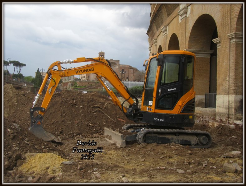 Hyundai Robex 30Z-9AK 002.jpg