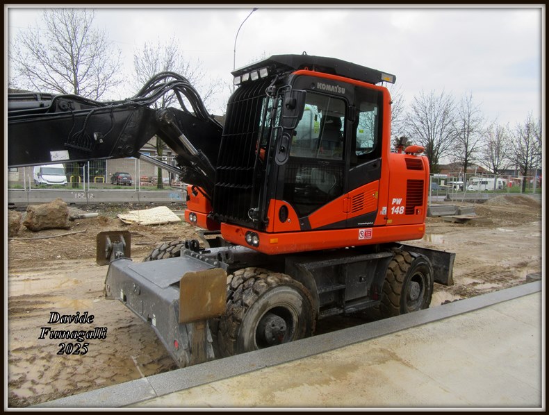 Komatsu PW148-11 Santambrogio 002.jpg