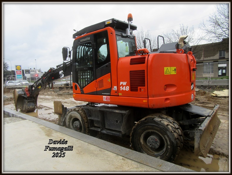 Komatsu PW148-11 Santambrogio 003.jpg