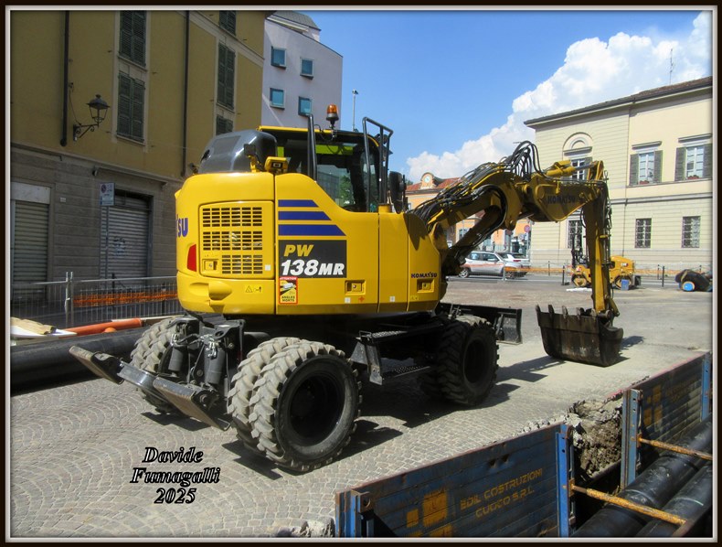 Komatsu PW138MR FIS 003.jpg
