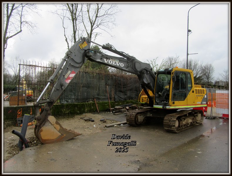 Volvo EC140B LC Valtellina 001.jpg