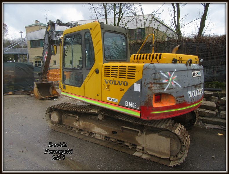 Volvo EC140B LC Valtellina 002.jpg