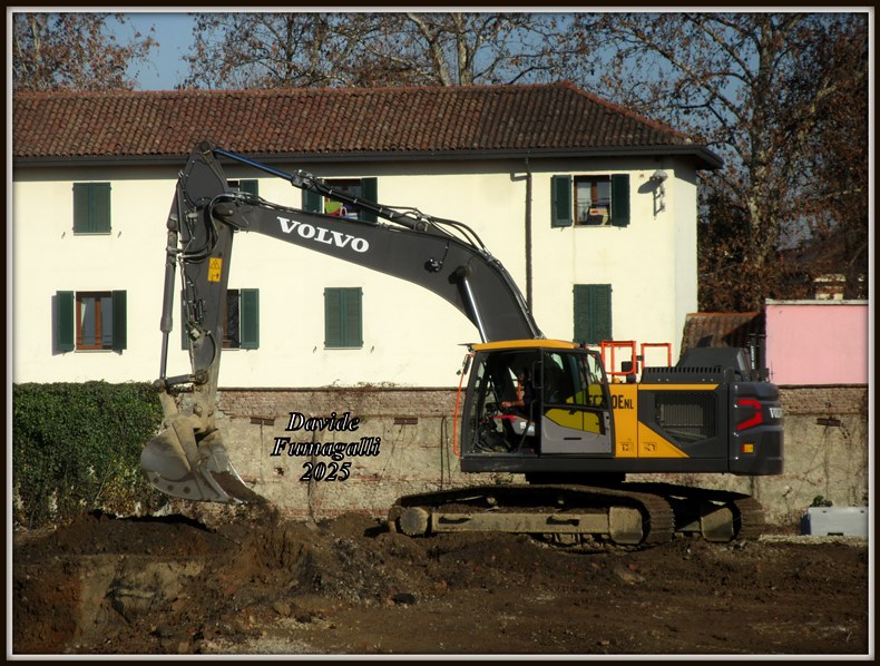 Volvo EC250 Giussani (2).jpg